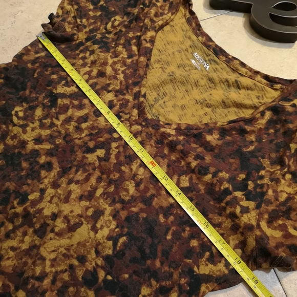 🔵 3/$30 Nice Shirt! Leopard Look V Neck! - Picture 9 of 14